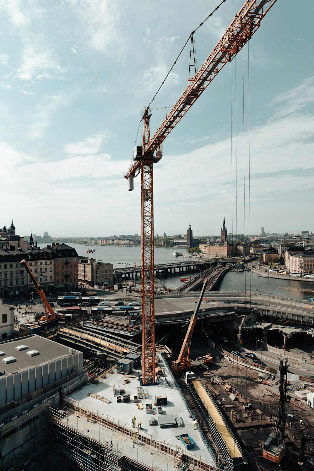 Gru da cantiere su uno skyline urbano