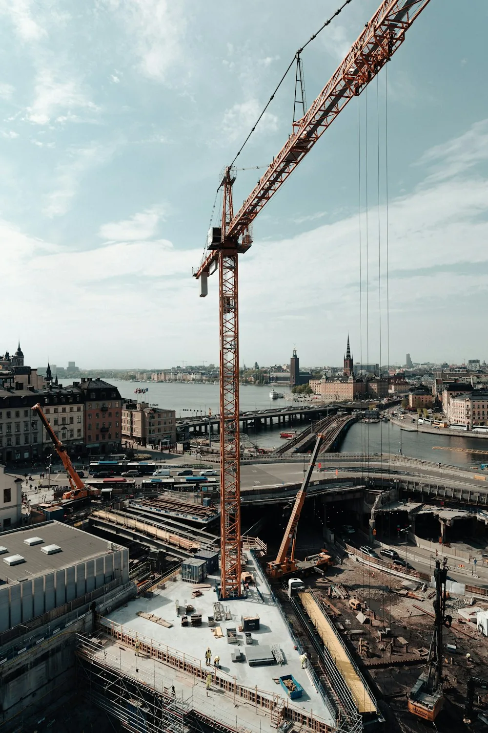 Gru da cantiere su uno skyline urbano